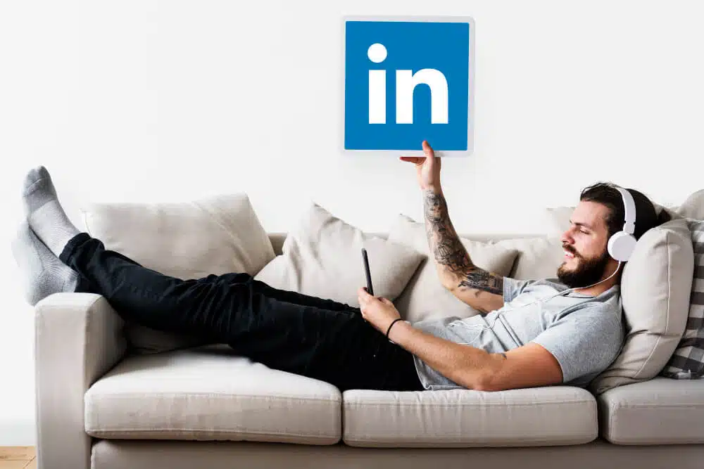 persoana care candideaza online pe platforma linkedin